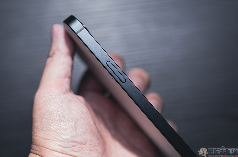 iPhone 16e 開箱|簡單純粹,48MP 一鏡抵兩鏡、A18 旗艦性能與超長續航 - 電腦王阿達 iPhone 16e 開箱|簡單純粹,48MP 一鏡抵兩鏡、A18 旗艦性能與超長續航 - 電腦王阿達