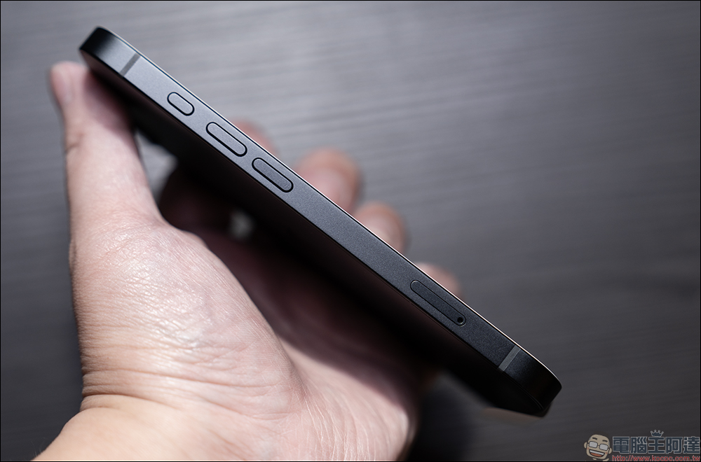 iPhone 16e 開箱|簡單純粹,48MP 一鏡抵兩鏡、A18 旗艦性能與超長續航 - 電腦王阿達 iPhone 16e 開箱|簡單純粹,48MP 一鏡抵兩鏡、A18 旗艦性能與超長續航 - 電腦王阿達