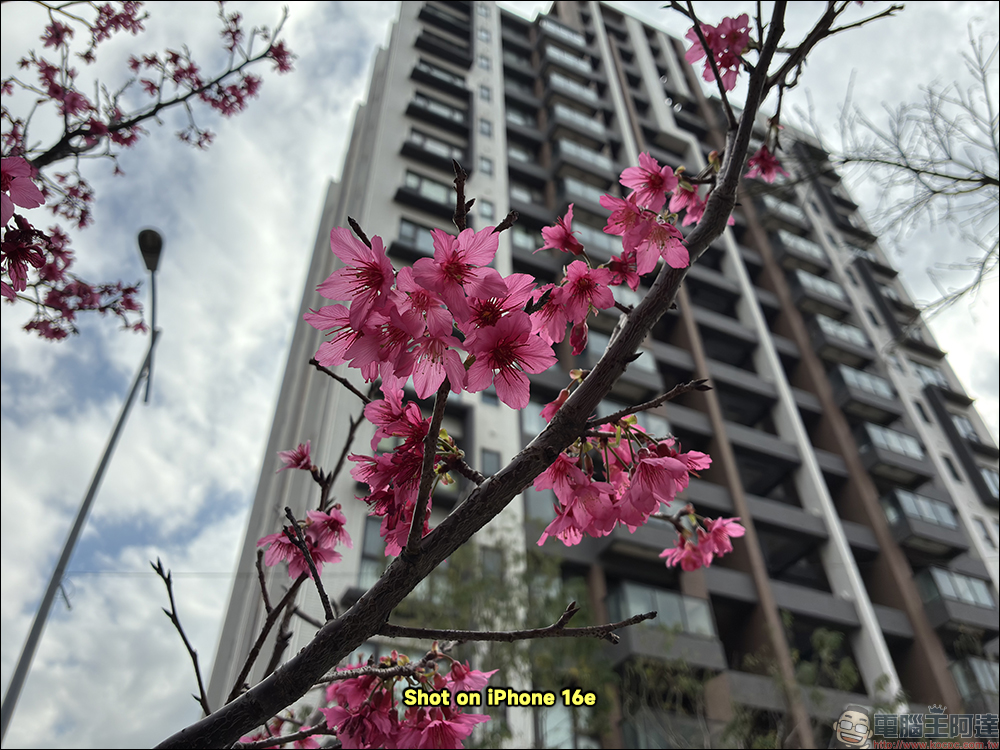 iPhone 16e 開箱|簡單純粹,48MP 一鏡抵兩鏡、A18 旗艦性能與超長續航 - 電腦王阿達 iPhone 16e 開箱|簡單純粹,48MP 一鏡抵兩鏡、A18 旗艦性能與超長續航 - 電腦王阿達