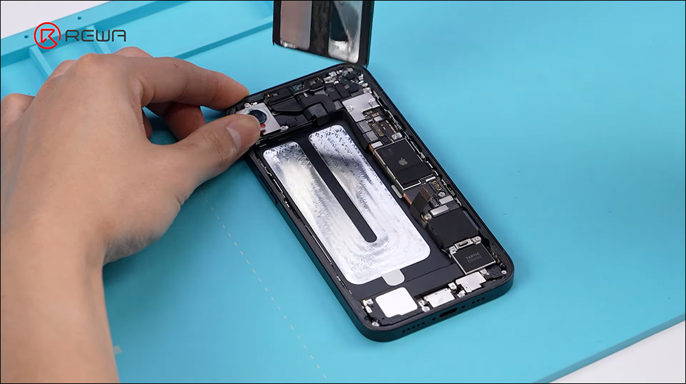 iPhone 16e 拆解影片揭曉電池容量! 4,005mAh 比 iPhone 16 Pro 更大 - 電腦王阿達 iPhone 16e 拆解影片揭曉電池容量! 4,005mAh 比 iPhone 16 Pro 更大 - 電腦王阿達
