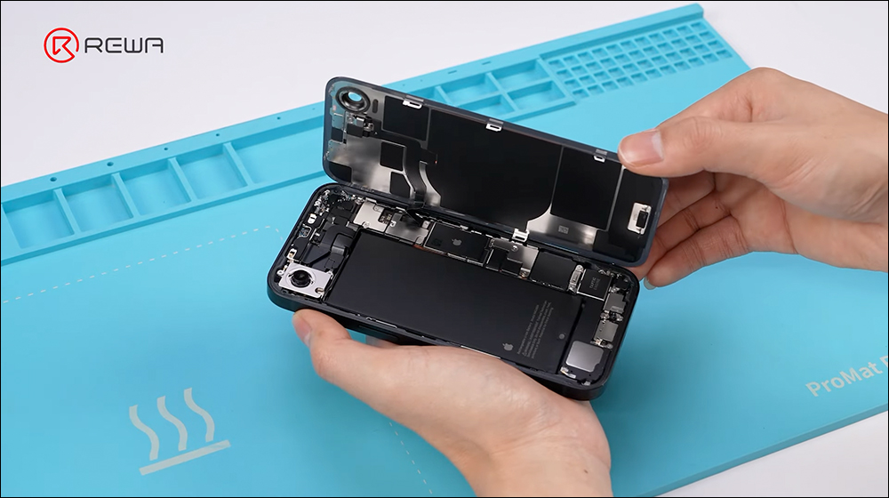 iPhone 16e 拆解影片揭曉電池容量! 4,005mAh 比 iPhone 16 Pro 更大 - 電腦王阿達 iPhone 16e 拆解影片揭曉電池容量! 4,005mAh 比 iPhone 16 Pro 更大 - 電腦王阿達