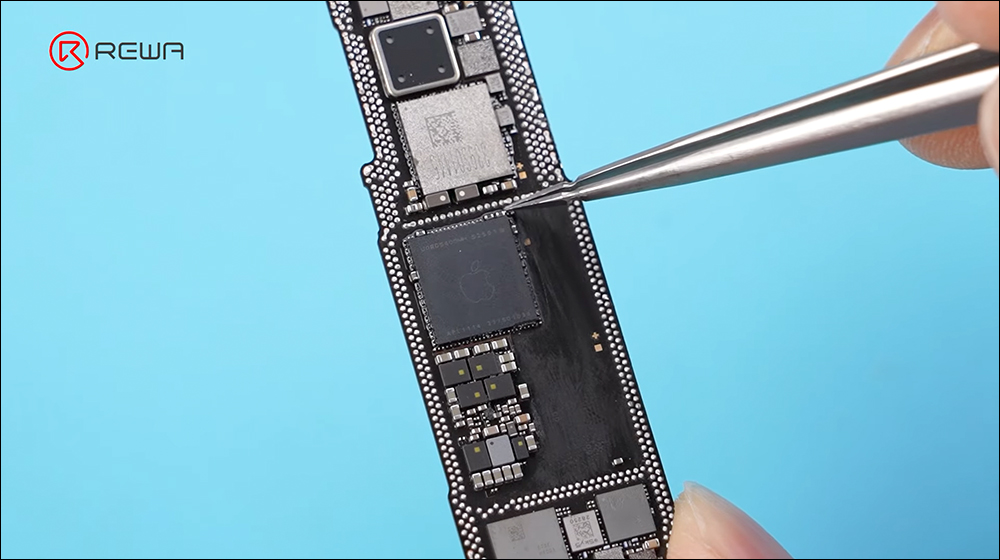 iPhone 16e 拆解影片揭曉電池容量! 4,005mAh 比 iPhone 16 Pro 更大 - 電腦王阿達 iPhone 16e 拆解影片揭曉電池容量! 4,005mAh 比 iPhone 16 Pro 更大 - 電腦王阿達