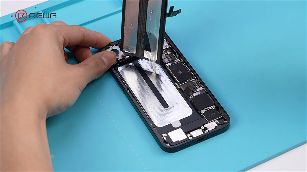 iPhone 16e 拆解影片揭曉電池容量! 4,005mAh 比 iPhone 16 Pro 更大 - 電腦王阿達 iPhone 16e 拆解影片揭曉電池容量! 4,005mAh 比 iPhone 16 Pro 更大 - 電腦王阿達