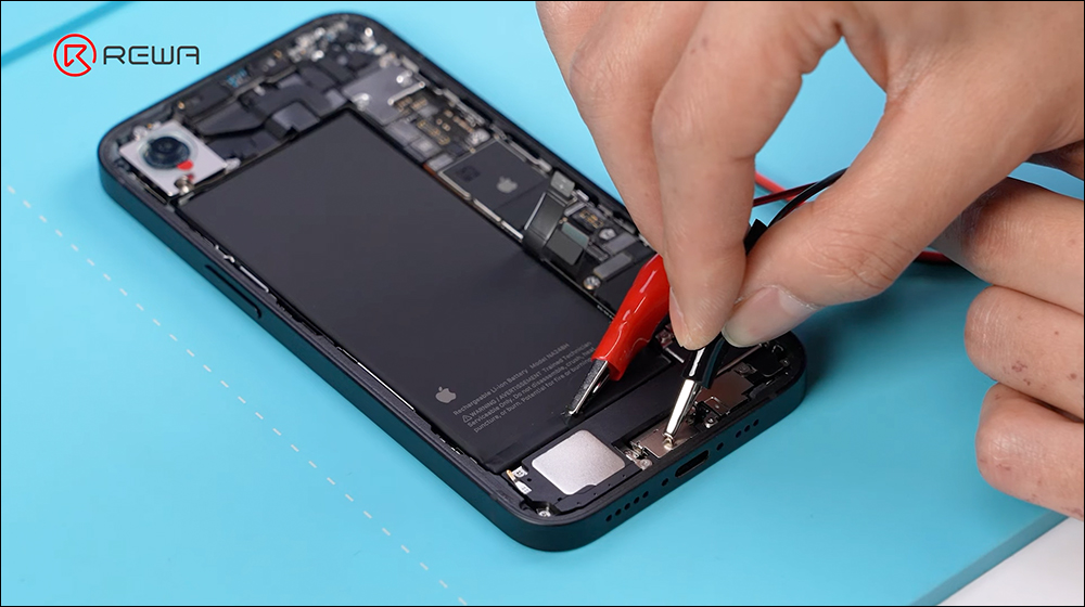 iPhone 16e 拆解影片揭曉電池容量! 4,005mAh 比 iPhone 16 Pro 更大 - 電腦王阿達 iPhone 16e 拆解影片揭曉電池容量! 4,005mAh 比 iPhone 16 Pro 更大 - 電腦王阿達