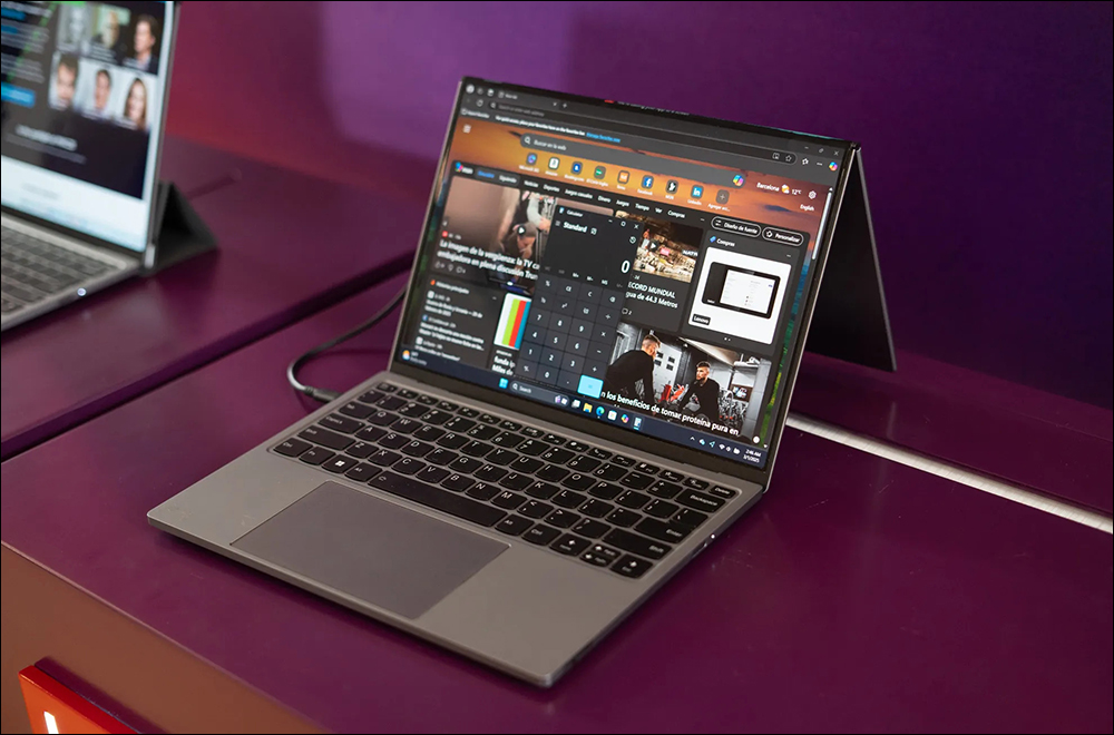 Lenovo ThinkBook Flip 採用直式折疊螢幕的 AI 概念筆電在 MWC 2025 亮相 - 電腦王阿達 Lenovo ThinkBook Flip 採用直式折疊螢幕的 AI 概念筆電在 MWC 2025 亮相 - 電腦王阿達