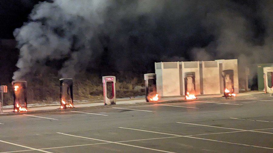 反馬斯克浪潮席捲歐洲,法國經銷門市12輛特斯拉遭縱火燒毀 - 電腦王阿達 特斯拉超級充電站遭蓄意縱火?疑似與「反馬斯克」抗議活動有關 - 電腦王阿達