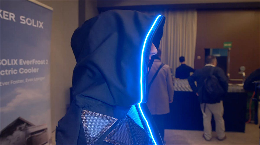 邊走邊充電!Anker SOLIX Cloak 太陽能充電概念斗篷亮相:支援 30W USB-C 快充,穿上它就是移動充電站! - 電腦王阿達 邊走邊充電!Anker SOLIX Cloak 太陽能充電概念斗篷亮相:支援 30W USB-C 快充,穿上它就是移動充電站! - 電腦王阿達