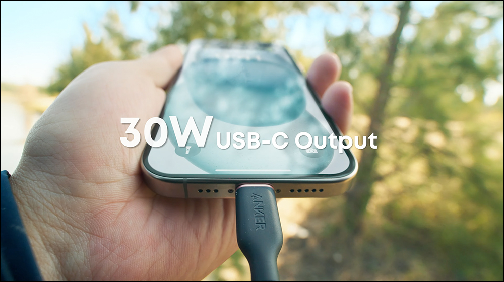 邊走邊充電!Anker SOLIX Cloak 太陽能充電概念斗篷亮相:支援 30W USB-C 快充,穿上它就是移動充電站! - 電腦王阿達 邊走邊充電!Anker SOLIX Cloak 太陽能充電概念斗篷亮相:支援 30W USB-C 快充,穿上它就是移動充電站! - 電腦王阿達