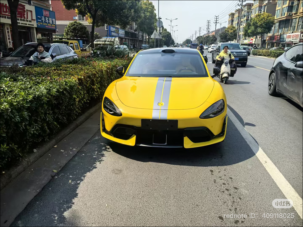 小米首批 Xiaomi SU7 Ultra 的「24K 金碳纖維車標」,交車不到半個月已被撬掉 - 電腦王阿達 小米首批 Xiaomi SU7 Ultra 的「24K 金碳纖維車標」,交車不到半個月已被撬掉 - 電腦王阿達