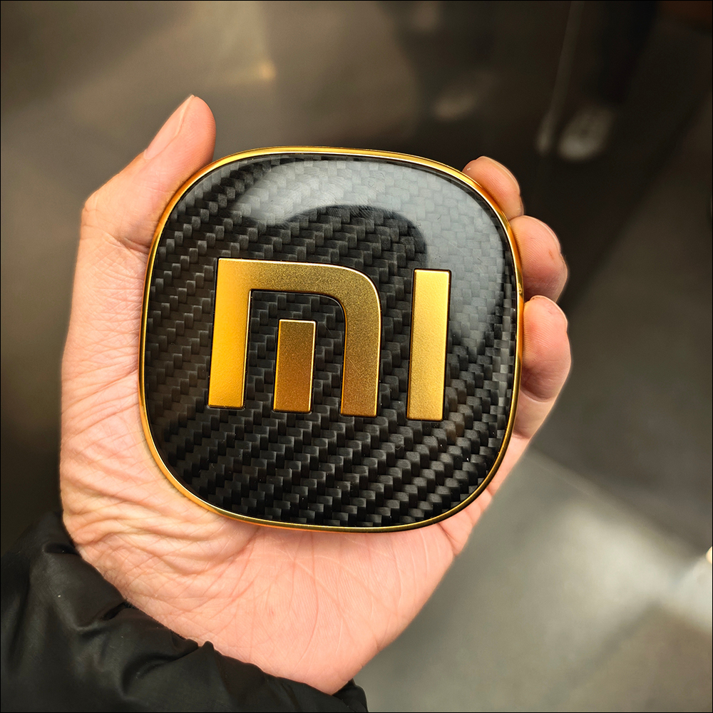小米首批 Xiaomi SU7 Ultra 的「24K 金碳纖維車標」,交車不到半個月已被撬掉 - 電腦王阿達 小米首批 Xiaomi SU7 Ultra 的「24K 金碳纖維車標」,交車不到半個月已被撬掉 - 電腦王阿達