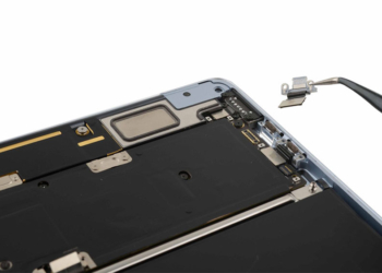 M4 MacBook Air 拆解，可維修性有提升但不多