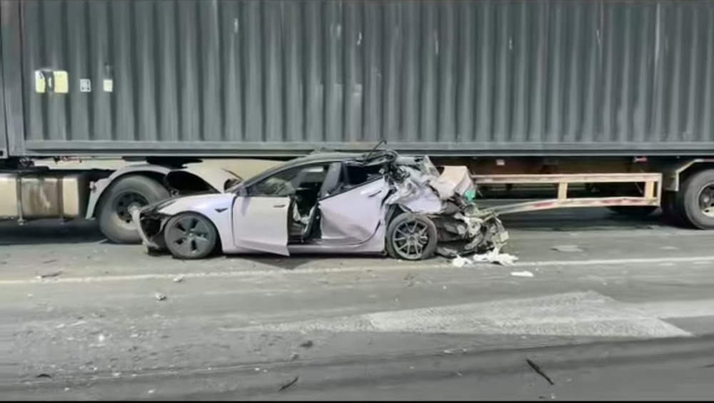 特斯拉 Model 3 安全性再驗證!高速公路遭追尾又撞進大卡車底下車輛乘客與駕駛均安全生還 - 電腦王阿達 特斯拉 Model 3 安全性再驗證!高速公路遭追尾又撞進大卡車底下車輛乘客與駕駛均安全生還 - 電腦王阿達