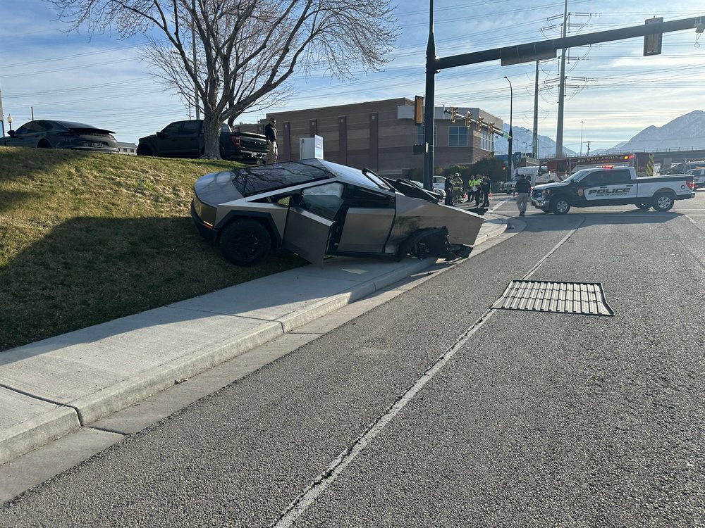 特斯拉 Cybertruck 遭酒醉駕駛高速攔腰撞上,車內乘客安全無恙 - 電腦王阿達 特斯拉 Cybertruck 遭酒醉駕駛高速攔腰撞上,車內乘客安全無恙 - 電腦王阿達