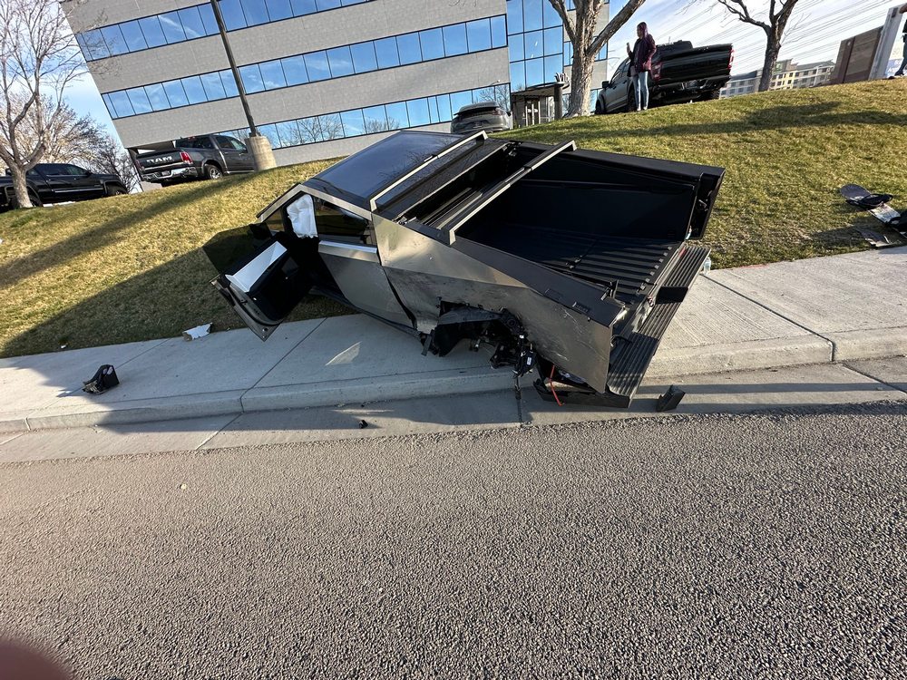特斯拉 Cybertruck 遭酒醉駕駛高速攔腰撞上,車內乘客安全無恙 - 電腦王阿達 特斯拉 Cybertruck 遭酒醉駕駛高速攔腰撞上,車內乘客安全無恙 - 電腦王阿達