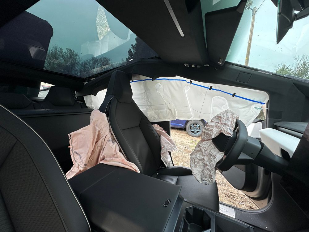 特斯拉 Cybertruck 遭酒醉駕駛高速攔腰撞上,車內乘客安全無恙 - 電腦王阿達 特斯拉 Cybertruck 遭酒醉駕駛高速攔腰撞上,車內乘客安全無恙 - 電腦王阿達