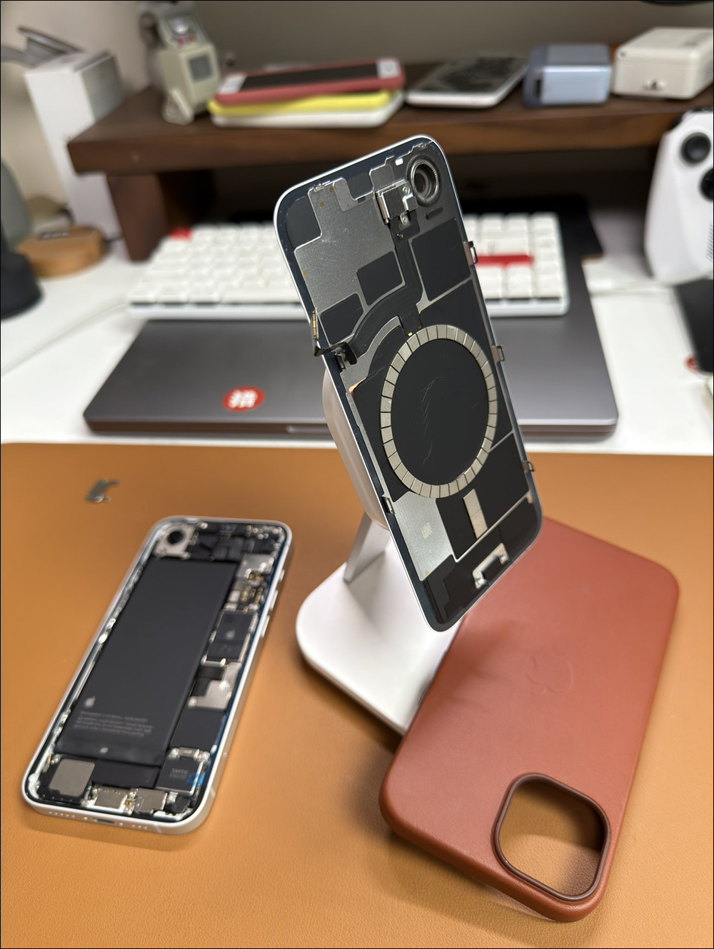 網友改裝 iPhone 16e 除擴充儲存容量,還順帶升級 MagSafe 磁吸功能 - 電腦王阿達 網友改裝 iPhone 16e 除擴充儲存容量,還順帶升級 MagSafe 磁吸功能 - 電腦王阿達