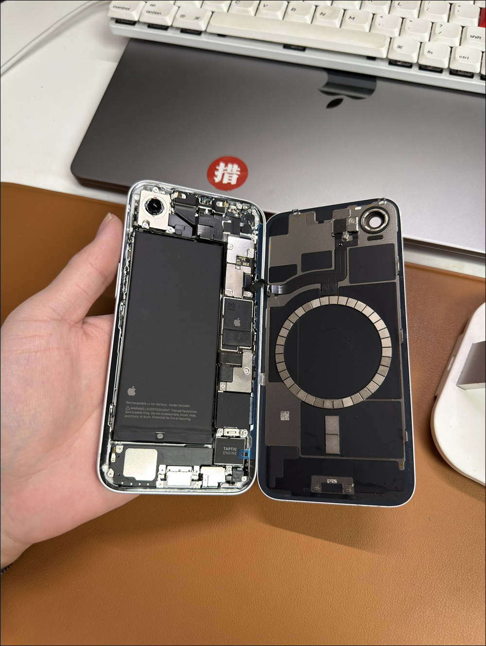 網友改裝 iPhone 16e 除擴充儲存容量,還順帶升級 MagSafe 磁吸功能 - 電腦王阿達 網友改裝 iPhone 16e 除擴充儲存容量,還順帶升級 MagSafe 磁吸功能 - 電腦王阿達