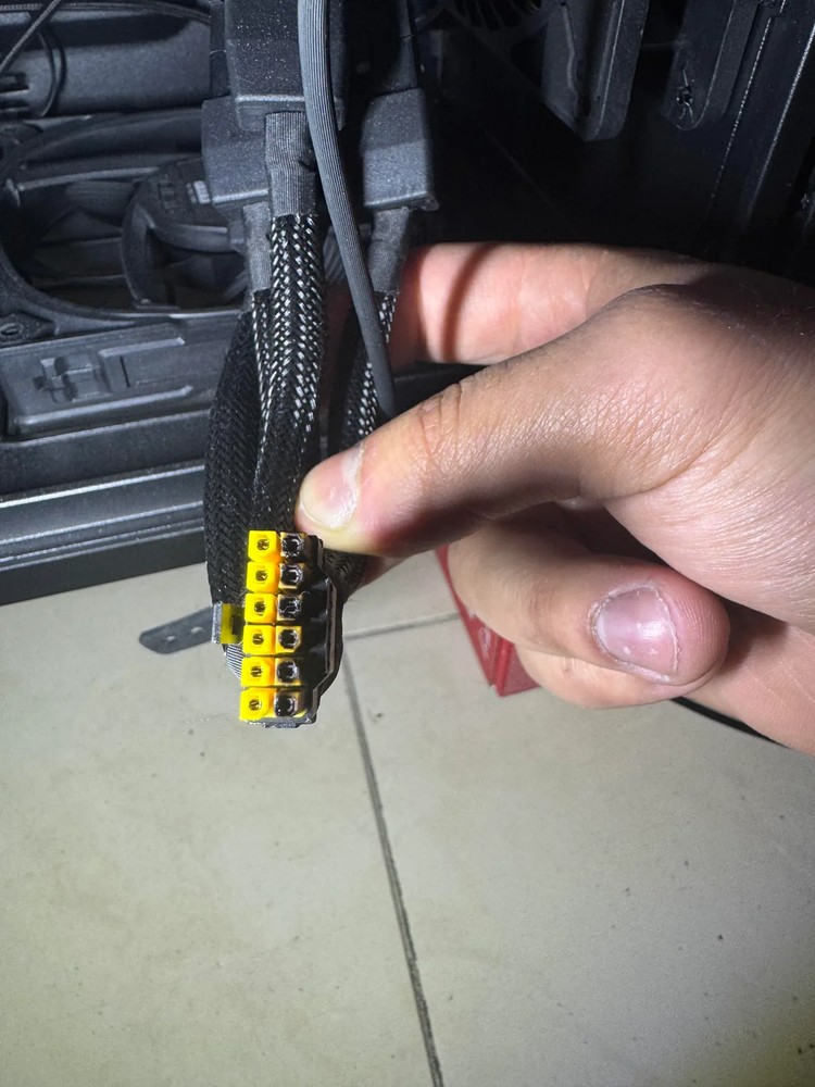 國外網友 RTX 5090 玩遊戲 5 分鐘就炸了,PCIe 金手指區域可能成為燒毀新死角 - 電腦王阿達 國外又傳出 RTX 5090 連接線熔化案例,接頭燒焦嚴重 - 電腦王阿達