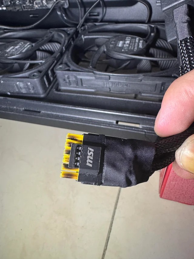國外又傳出 RTX 5090 連接線熔化案例,接頭燒焦嚴重 - 電腦王阿達 國外又傳出 RTX 5090 連接線熔化案例,接頭燒焦嚴重 - 電腦王阿達