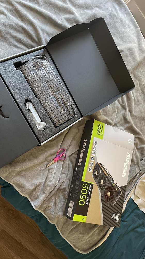 網購顯卡要小心!國外玩家在亞馬遜購買RTX 5090竟收到大米與麵包 - 電腦王阿達 現在買顯卡都要錄影自保了!國外爆出超過 30 個全新未拆封 RTX 5090 裡面只有背包,沒有顯卡 - 電腦王阿達