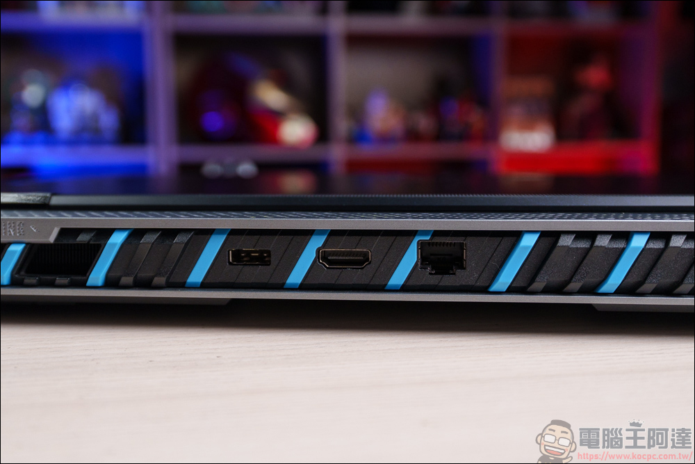 AI 應用、遊戲、剪輯地表最強RTX 5090筆電!MSI Titan 18 HX AI 旗艦電競筆電開箱 - 電腦王阿達 AI 應用、遊戲、剪輯地表最強RTX 5090筆電!MSI Titan 18 HX AI 旗艦電競筆電開箱 - 電腦王阿達