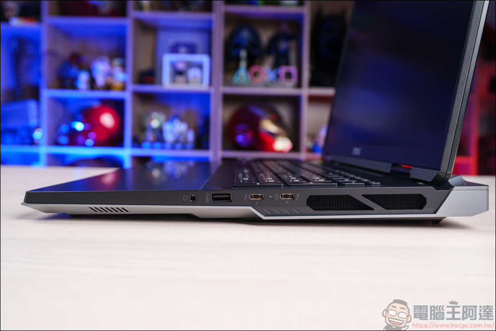 AI 應用、遊戲、剪輯地表最強RTX 5090筆電!MSI Titan 18 HX AI 旗艦電競筆電開箱 - 電腦王阿達 AI 應用、遊戲、剪輯地表最強RTX 5090筆電!MSI Titan 18 HX AI 旗艦電競筆電開箱 - 電腦王阿達
