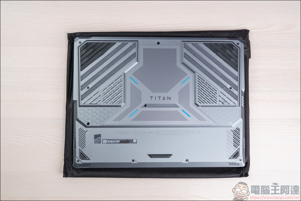 AI 應用、遊戲、剪輯地表最強RTX 5090筆電!MSI Titan 18 HX AI 旗艦電競筆電開箱 - 電腦王阿達 AI 應用、遊戲、剪輯地表最強RTX 5090筆電!MSI Titan 18 HX AI 旗艦電競筆電開箱 - 電腦王阿達