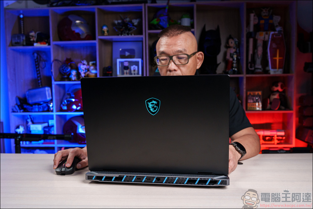 AI 應用、遊戲、剪輯地表最強RTX 5090筆電!MSI Titan 18 HX AI 旗艦電競筆電開箱 - 電腦王阿達 AI 應用、遊戲、剪輯地表最強RTX 5090筆電!MSI Titan 18 HX AI 旗艦電競筆電開箱 - 電腦王阿達