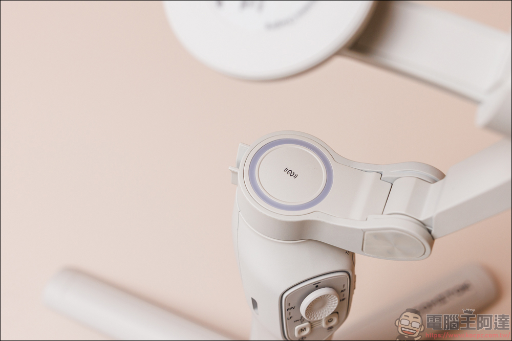 COMITOK MOGO 手機穩定器開箱動手玩|與 Apple DockKit 連動,讓穩定器成為你的隨行攝影師! - 電腦王阿達 COMITOK MOGO 手機穩定器開箱動手玩|與 Apple DockKit 連動,讓穩定器成為你的隨行攝影師! - 電腦王阿達