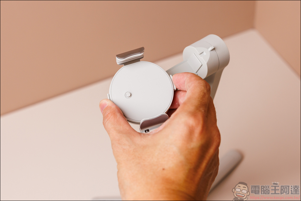 COMITOK MOGO 手機穩定器開箱動手玩|與 Apple DockKit 連動,讓穩定器成為你的隨行攝影師! - 電腦王阿達 COMITOK MOGO 手機穩定器開箱動手玩|與 Apple DockKit 連動,讓穩定器成為你的隨行攝影師! - 電腦王阿達