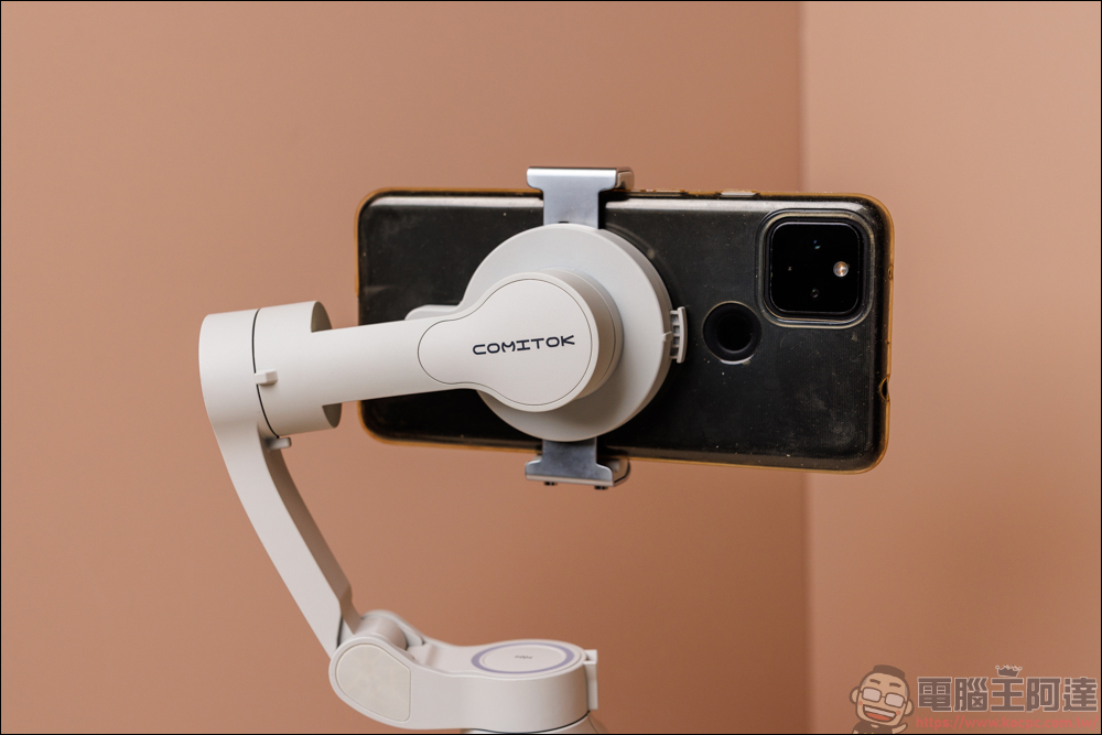COMITOK MOGO 手機穩定器開箱動手玩|與 Apple DockKit 連動,讓穩定器成為你的隨行攝影師! - 電腦王阿達 COMITOK MOGO 手機穩定器開箱動手玩|與 Apple DockKit 連動,讓穩定器成為你的隨行攝影師! - 電腦王阿達