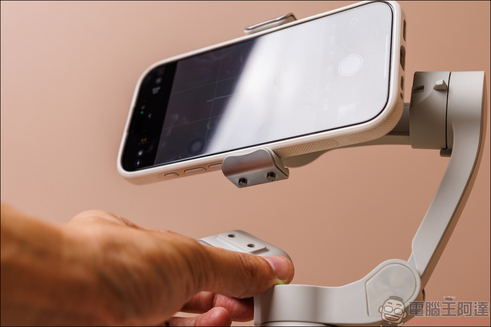 COMITOK MOGO 手機穩定器開箱動手玩|與 Apple DockKit 連動,讓穩定器成為你的隨行攝影師! - 電腦王阿達 COMITOK MOGO 手機穩定器開箱動手玩|與 Apple DockKit 連動,讓穩定器成為你的隨行攝影師! - 電腦王阿達