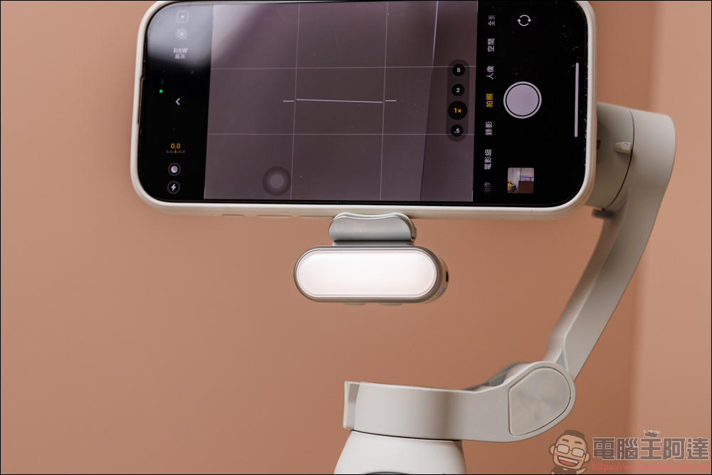 COMITOK MOGO 手機穩定器開箱動手玩|與 Apple DockKit 連動,讓穩定器成為你的隨行攝影師! - 電腦王阿達 COMITOK MOGO 手機穩定器開箱動手玩|與 Apple DockKit 連動,讓穩定器成為你的隨行攝影師! - 電腦王阿達