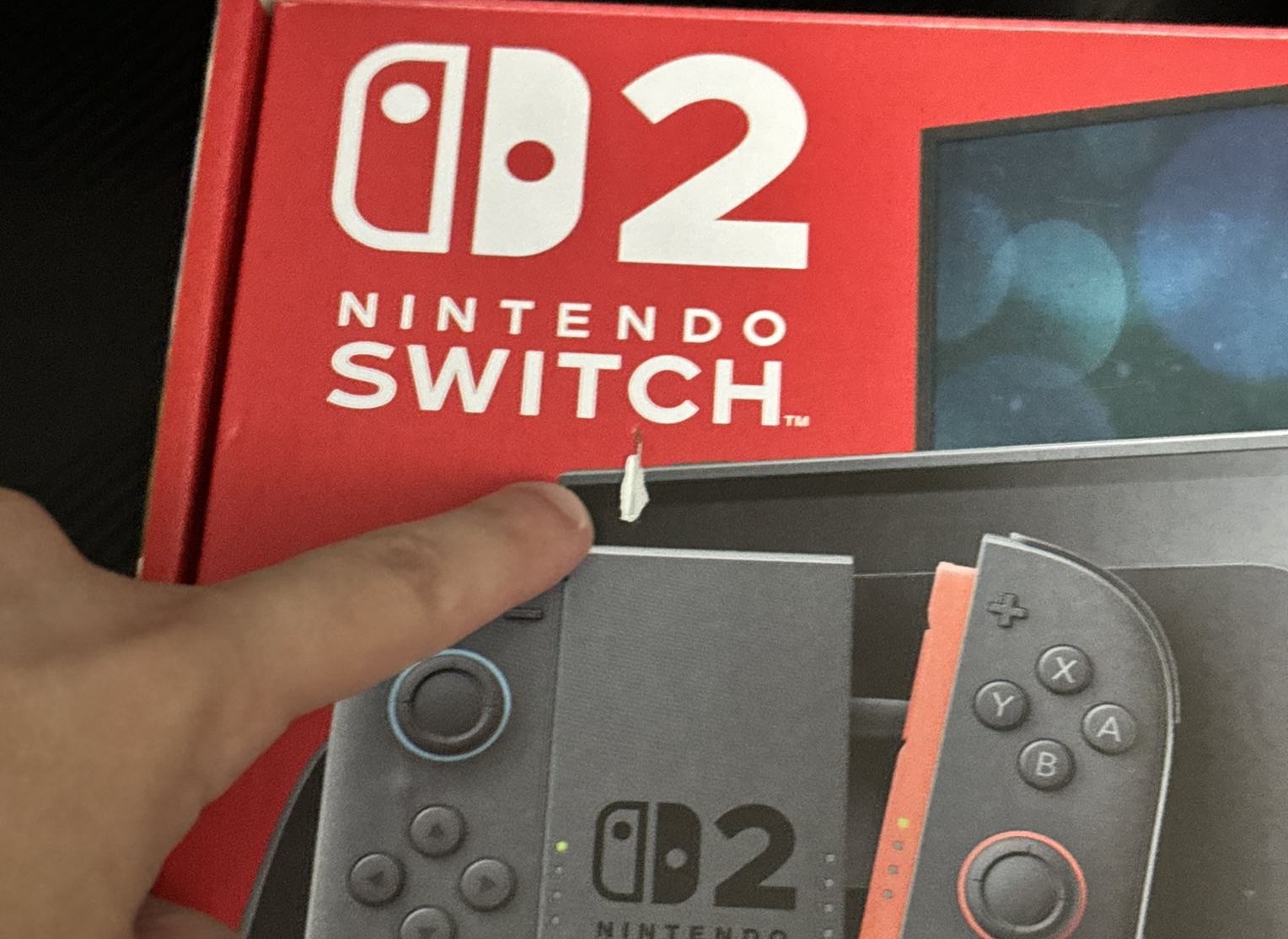 任天堂 Switch 2 發售首日即爆出災情:銷售商竟將收據用釘書針釘在外盒導致大量主機螢幕損毀 - 電腦王阿達 任天堂 Switch 2 發售首日即爆出災情:銷售商竟將收據用釘書針釘在外盒導致大量主機螢幕損毀 - 電腦王阿達
