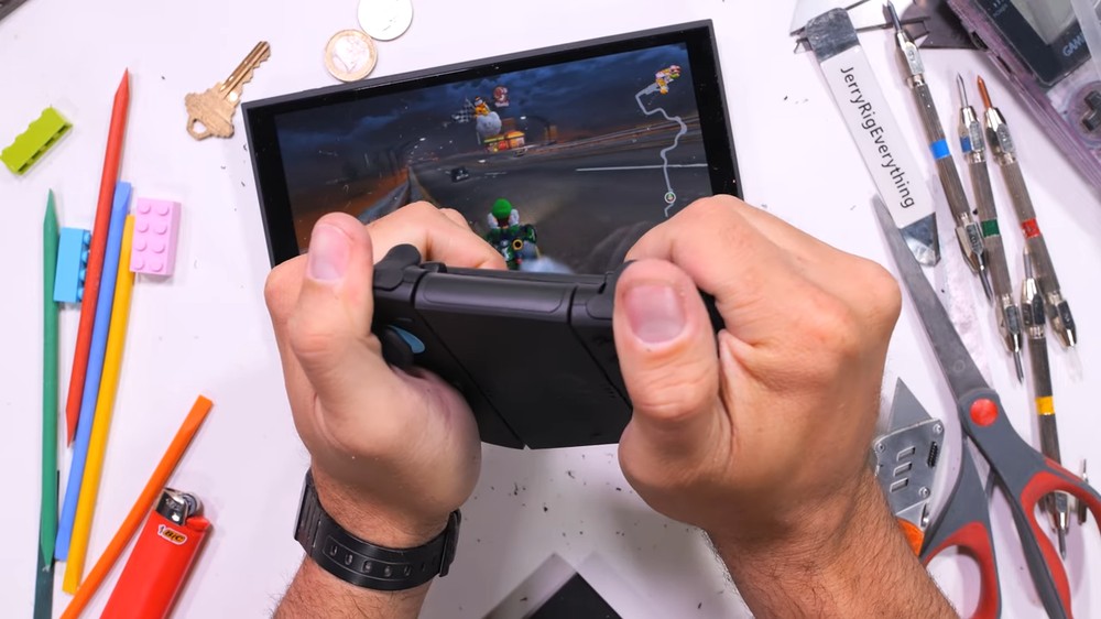 Nintendo Switch 2 暴力測試來了!螢幕容易刮傷、Joy-Con 大力扯掉也不會損壞 - 電腦王阿達 Nintendo Switch 2 暴力測試來了!螢幕容易刮傷、Joy-Con 大力扯掉也不會損壞 - 電腦王阿達