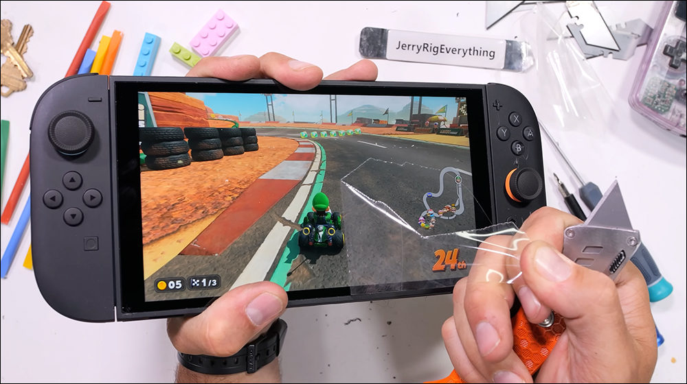 說好不要撕的膜?Nintendo Switch 2 暴力拆解,原來官方那層「保護膜」真的不能撕 - 電腦王阿達 Switch 2