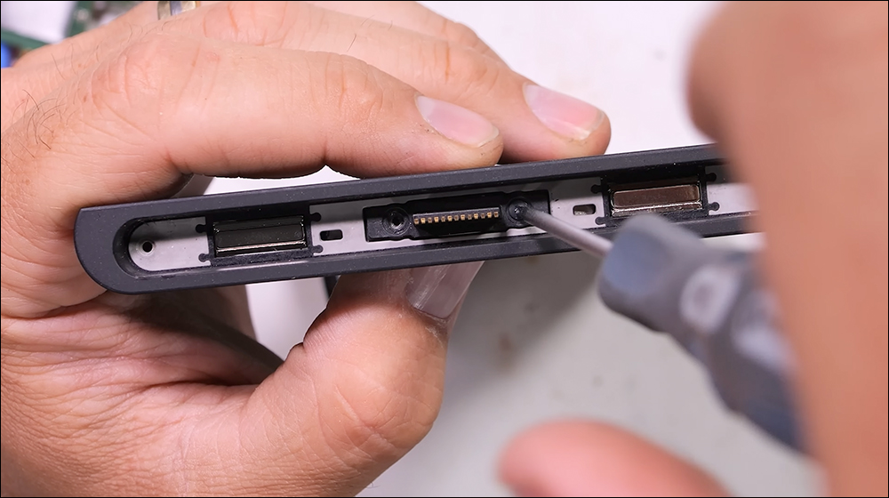 說好不要撕的膜?Nintendo Switch 2 暴力拆解,原來官方那層「保護膜」真的不能撕 - 電腦王阿達 Switch 2