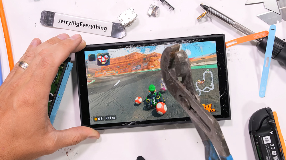 說好不要撕的膜?Nintendo Switch 2 暴力拆解,原來官方那層「保護膜」真的不能撕 - 電腦王阿達 Switch 2