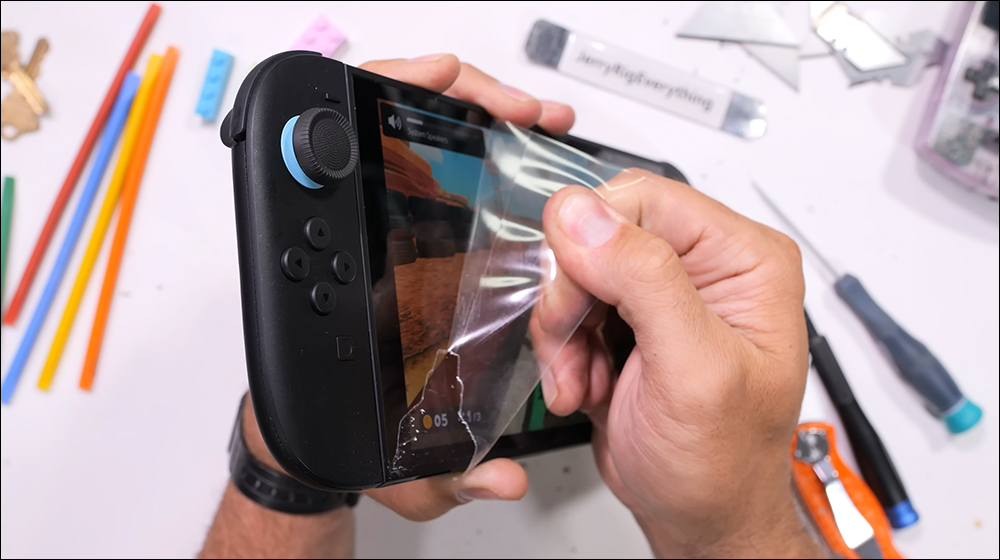 說好不要撕的膜?Nintendo Switch 2 暴力拆解,原來官方那層「保護膜」真的不能撕 - 電腦王阿達 Switch 2
