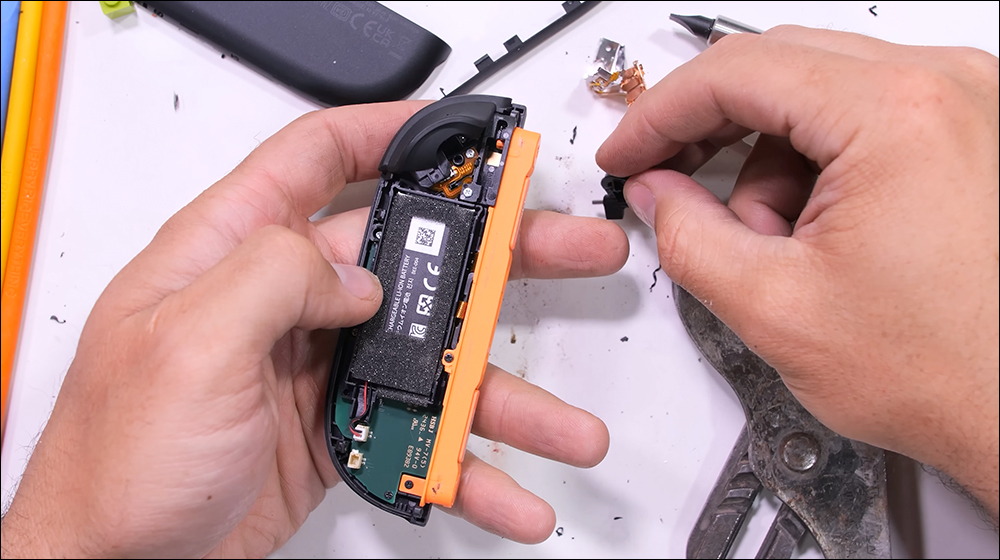 說好不要撕的膜?Nintendo Switch 2 暴力拆解,原來官方那層「保護膜」真的不能撕 - 電腦王阿達 Switch 2