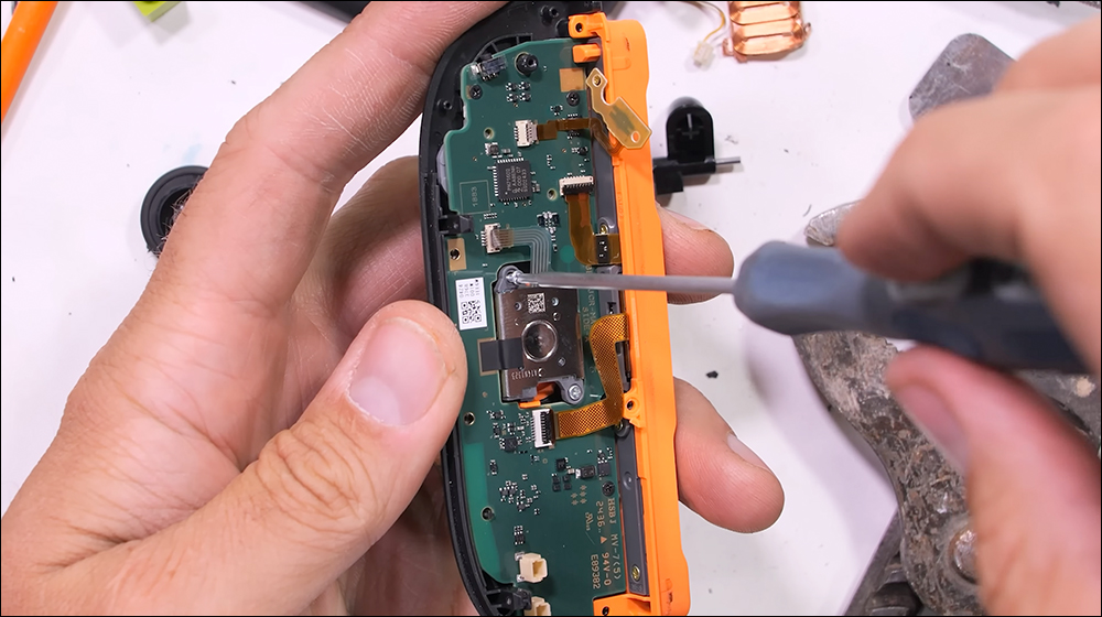 說好不要撕的膜?Nintendo Switch 2 暴力拆解,原來官方那層「保護膜」真的不能撕 - 電腦王阿達 Switch 2