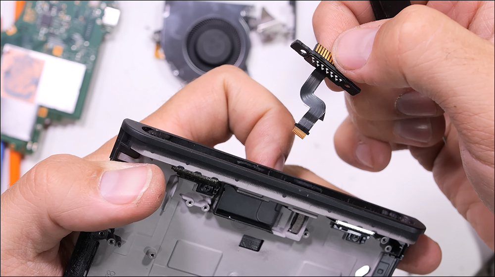 說好不要撕的膜?Nintendo Switch 2 暴力拆解,原來官方那層「保護膜」真的不能撕 - 電腦王阿達 Switch 2