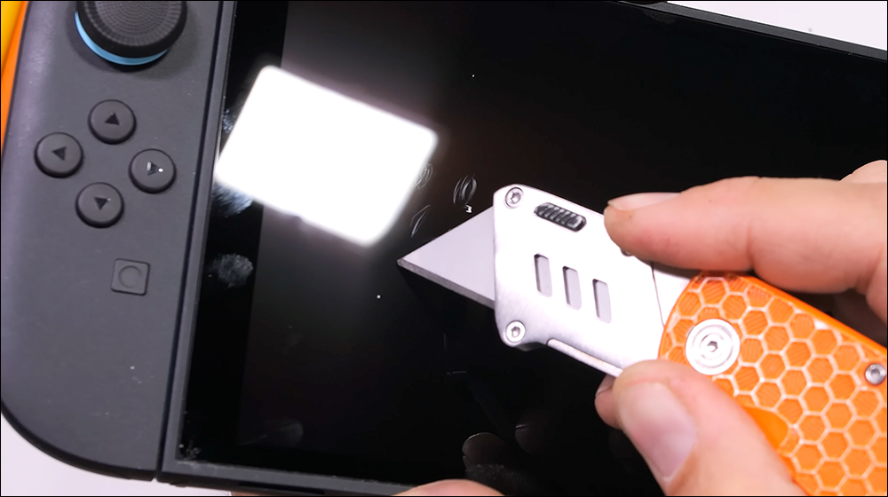 說好不要撕的膜?Nintendo Switch 2 暴力拆解,原來官方那層「保護膜」真的不能撕 - 電腦王阿達 Switch 2