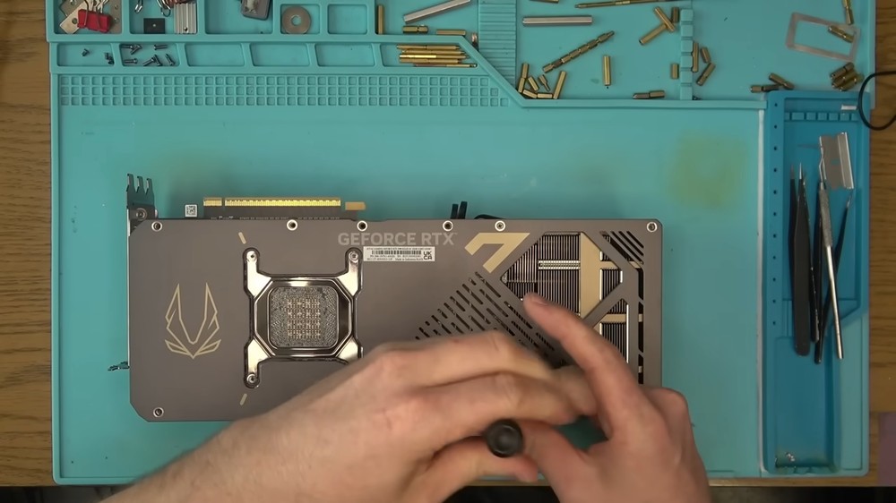 國外用戶花約 2000 美元買到 RTX 5090 以為賺到,結果裡面的 GPU 晶片和記憶體都被拔掉 - 電腦王阿達 國外用戶花約 2000 美元買到 RTX 5090 以為賺到,結果裡面的 GPU 晶片和記憶體都被拔掉 - 電腦王阿達