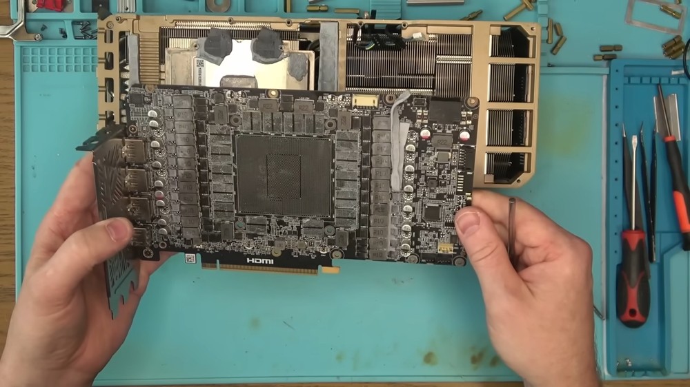 國外用戶花約 2000 美元買到 RTX 5090 以為賺到,結果裡面的 GPU 晶片和記憶體都被拔掉 - 電腦王阿達 國外用戶花約 2000 美元買到 RTX 5090 以為賺到,結果裡面的 GPU 晶片和記憶體都被拔掉 - 電腦王阿達