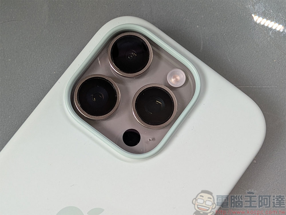 iPhone 相機鏡頭旁邊為什麼有個小洞?它有什麼用途? - 電腦王阿達 iPhone 相機鏡頭旁邊為什麼有個小洞?它有什麼用途? - 電腦王阿達