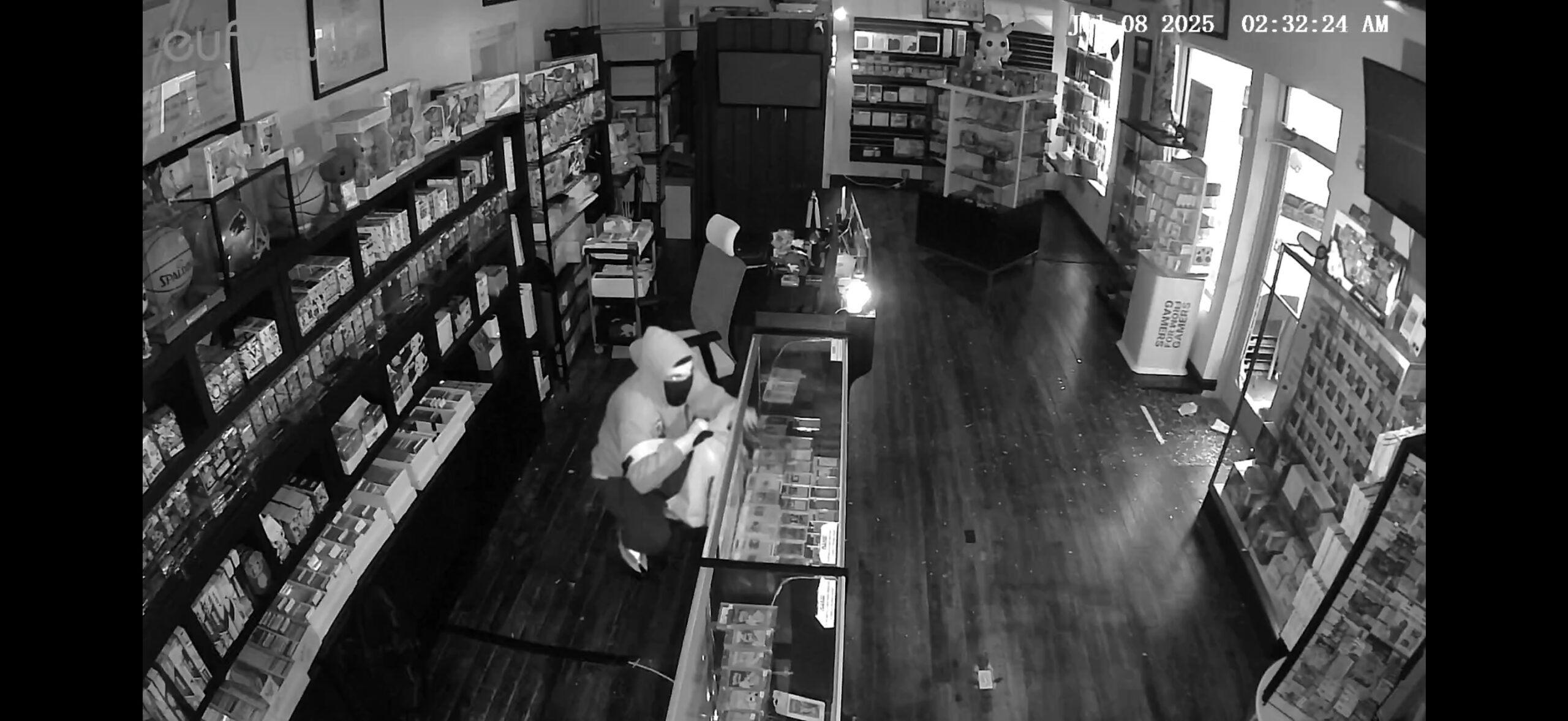 美國《寶可夢》卡店爆竊案,30 秒偷走價值 10 萬美元的收藏品 - 電腦王阿達 美國《寶可夢》卡店爆竊案,30 秒偷走價值 10 萬美元的收藏品 - 電腦王阿達