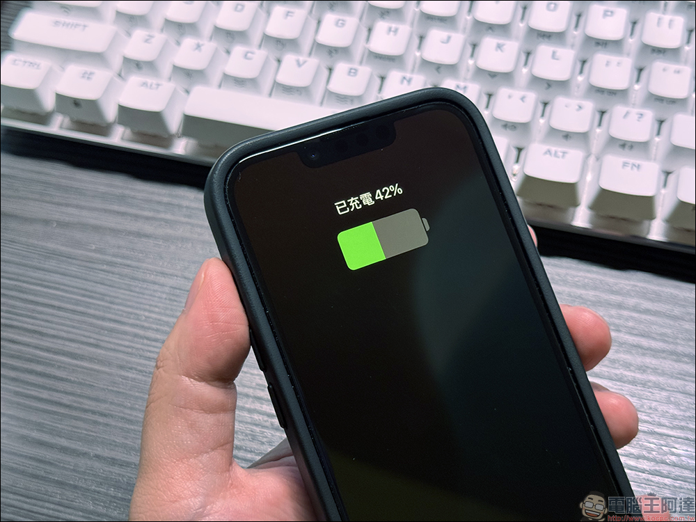 出國旅遊時,手機別再充到 100%!行動電源正確用法你做對了嗎? - 電腦王阿達 充電