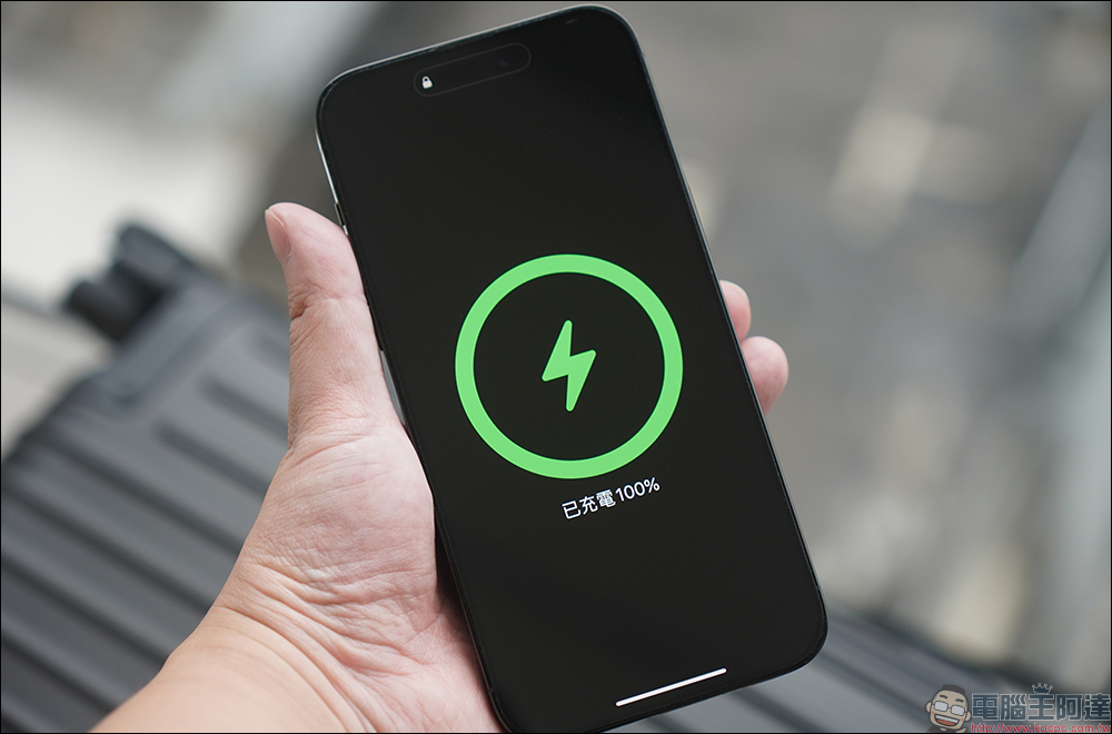 出國旅遊時,手機別再充到 100%!行動電源正確用法你做對了嗎? - 電腦王阿達 行動電源