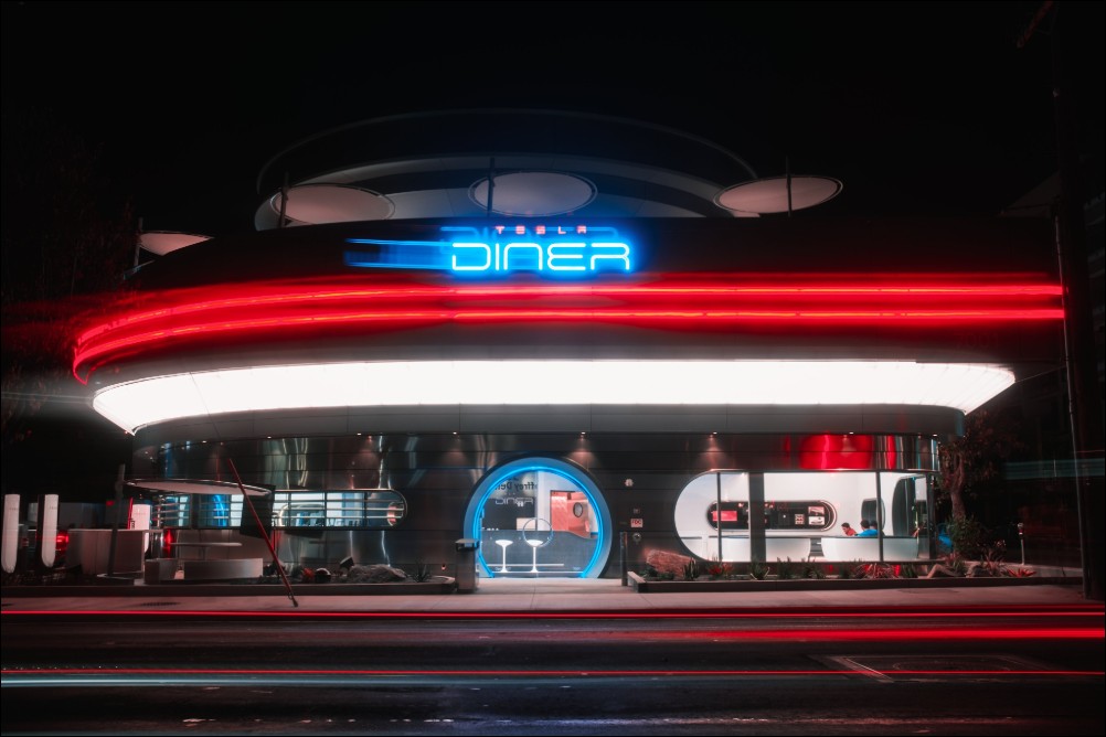 復古未來主義風格滿滿!特斯拉首間主題充電餐廳「Tesla Diner」好萊塢登場 - 電腦王阿達 復古未來主義風格滿滿!特斯拉首間主題充電餐廳「Tesla Diner」好萊塢登場 - 電腦王阿達